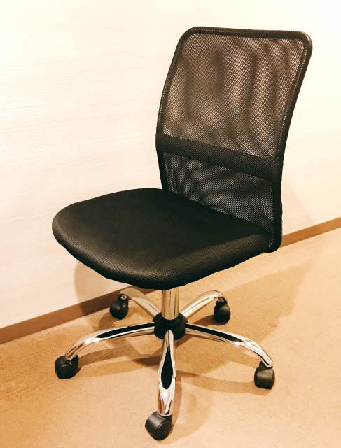 慢性腰痛と椅子の選び方!快適な座り心地へのガイド